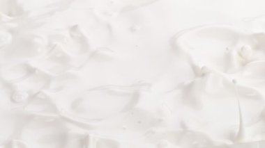 Süt kremasının süper yavaş çekimi. Yüksek hızlı sinema kamerası, 1000fps.
