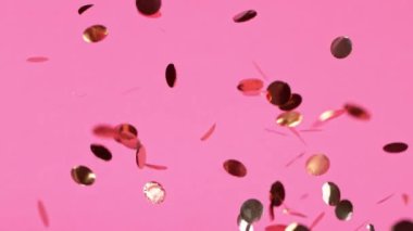 Pembe Arkaplana Düşen Altın Konfeti. Süper Yavaş Hareket, 1000 FPS.