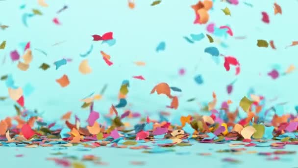 Cumpleaños Confetti Caída Sobre Fondo Azul Pastel Super Cámara Lenta — Vídeo de stock