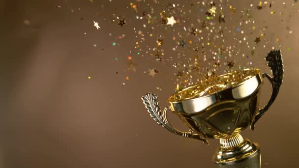 Super Slow Motion Kampioen Gouden Trofee Met Exploderende Gouden Glitters — Stockvideo