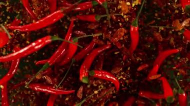 Super Slow Motion shot of Flying Flying Fresh Chilli Peppers Kara Arkaplanda 1000 fps 'de izole edildi..