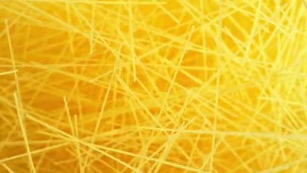 Super Hidas Lentäminen Kypsentämätön Italialainen Pasta Spagetti Kultaisella Taustalla Kuvattu — kuvapankkivideo