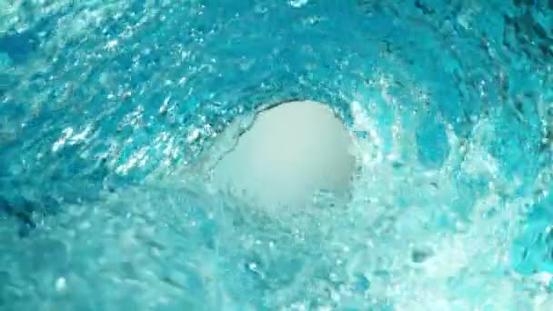 Super Langzame Beweging Van Watergolf Lichtblauwe Achtergrond Gefilmd High Speed — Stockvideo
