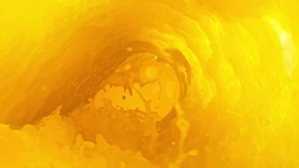 ツイスター状にオレンジジュースを混合する超スローモーション 高速フィルムカメラで撮影しました — ストック動画