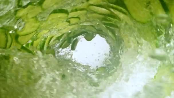 Super Zeitlupe Der Wasserwelle Mit Gurkenscheiben Mit High Speed Kamera — Stockvideo
