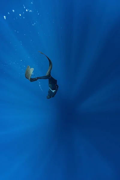 Freediver Zwemmen Diepzee Met Zonnestralen Jonge Man Duiker Smeken Zeeleven — Stockfoto