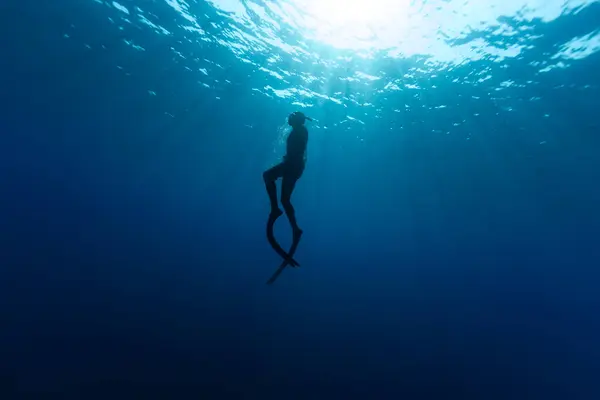 太陽光線で深海で泳ぐフリーダイバー ダイバー — ストック写真