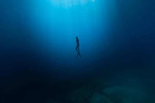 Szabadúszó Úszik Mélytengerben Napsugarakkal Fiatal Ember Diver Eploring Sea Life — Stock Fotó