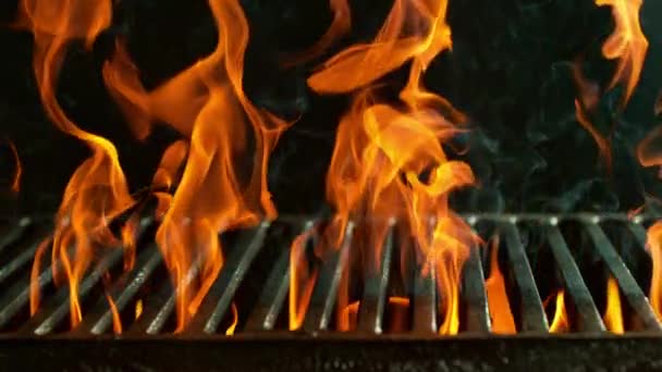 Super Zeitlupe Schuss Aus Gusseisen Gitter Mit Flammen Mit High — Stockvideo
