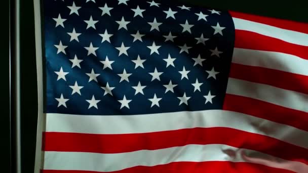 Zbliżenie Fali Amerykańskiej Flagi Czarnym Tle Super Slow Motion Nakręcony — Wideo stockowe
