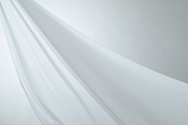 Dalgalanan beyaz ipek kumaş, yumuşak dalgalara sarılı renk kumaşı boş yatak örtüsü