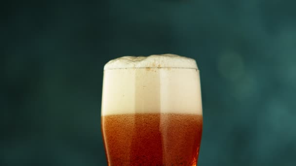 Super Pomalý Pohyb Detail Shot Rippling Beer Bubbles Foam Glass — Stock video