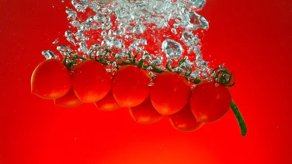 Congelar Movimiento Caída Tomates Cherry Frescos Agua —  Fotos de Stock