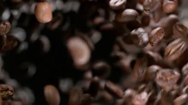 Gri Taş 'ın üstüne düşen kahve çekirdeğinin süper yavaş çekimi. Yüksek Hız Sineması Kamerasında Çekim.