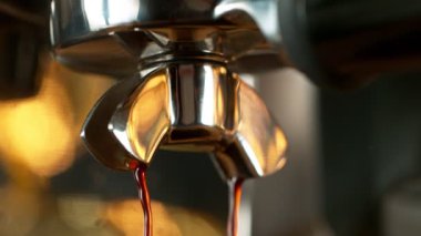 Kahve makinesinden dökülen 