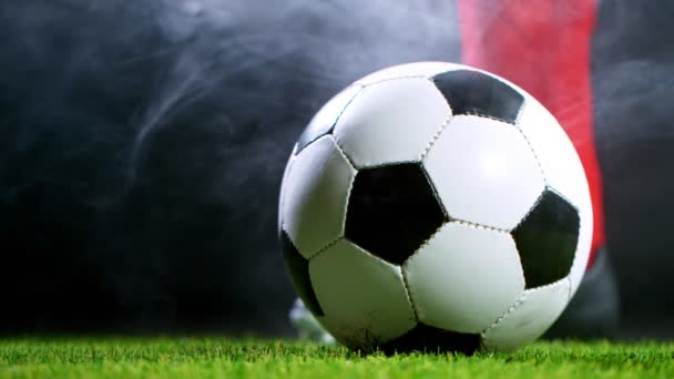 Futbolcu Tekmeleyen Futbol Topu Nun Yakın Çekimi Arka Planda Sis — Stok video