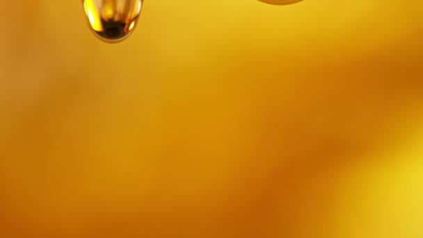 Super Hidas Motion Shot Falling Golden Oil Pisarat Eristetty Oranssi — kuvapankkivideo