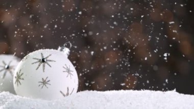 Bokeh Işıkları ve Kar Taneleri Düşüşü ile Noel Hayatı. Süper Yavaş Film Yüksek Hız Sinema Kamerası 'nda 1000 fps hızla çekildi..