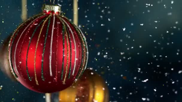 Bokeh Işıkları Parıltıları Düşen Dekoratif Noel Baloları Süper Yavaş Film — Stok video