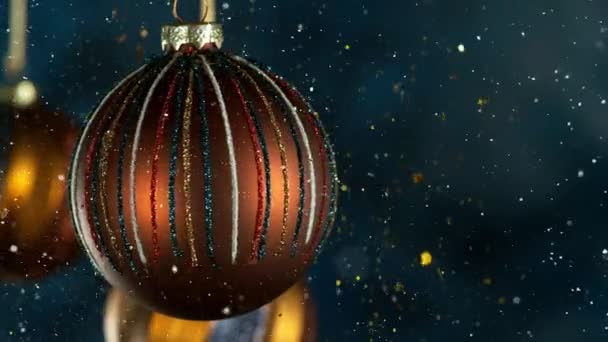 Διακοσμητικές Χριστουγεννιάτικες Μπάλες Bokeh Lights Και Glitters Που Πέφτουν Super — Αρχείο Βίντεο