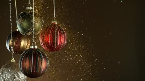 Декоративні Різдвяні Кульки Вогнями Боке Блискітками Падають Супер Повільний Рух — стокове відео