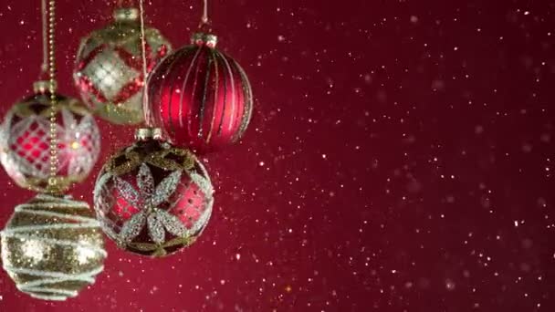 Decoratieve Kerstbal Met Bokeh Lichten Glitters Vallen Super Slow Motion — Stockvideo