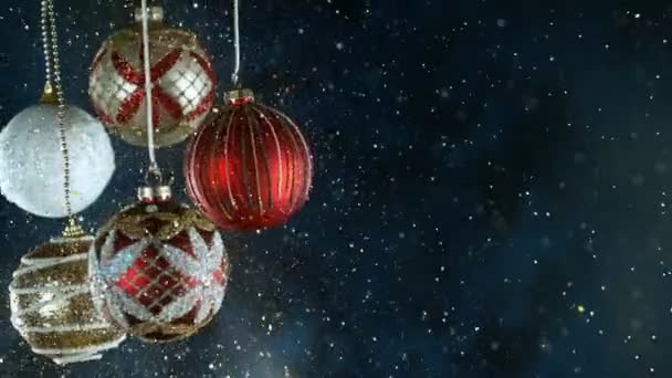 Decoratieve Kerstballen Met Bokeh Lights Glitters Falling Super Slow Motion — Stockvideo