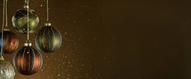 Bokeh Işıkları ve Parıltılarıyla Dekoratif Noel Baloları Düşüyor