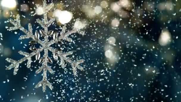 Bokeh Işıkları Düşen Kar Taneleri Ile Dekoratif Noel Gevreği Süper — Stok video