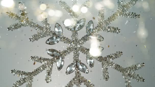 Decoratieve Christmas Flake Met Bokeh Lights Vallende Sneeuwvlokken Super Slow — Stockvideo