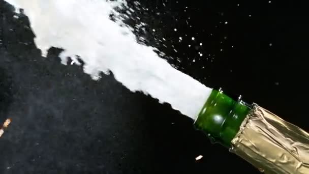 Супер Медленное Движение Взрыва Шампанского Закрытием Пробки Черный Фон Открытие — стоковое видео