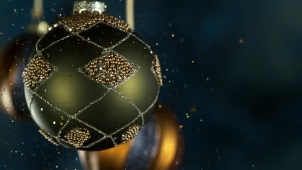 Dekorative Weihnachtskugeln Mit Bokeh Lichtern Und Glitzern Fallen Super Zeitlupe — Stockvideo