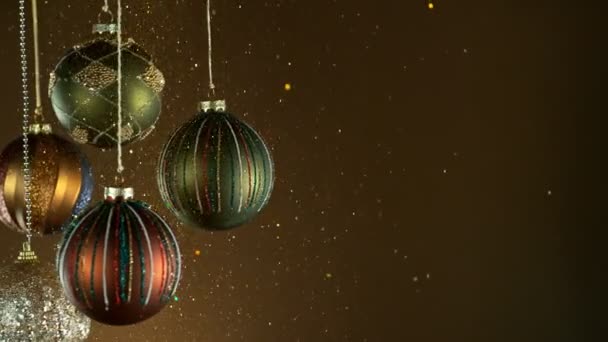 Dekoracyjne Kulki Świąteczne Bokeh Lights Blitters Falling Super Slow Motion — Wideo stockowe