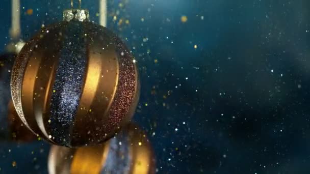 ボケライトとグリッターが落ちる装飾的なクリスマスボール 1000 Fpsで高速シネマカメラで撮影されたスーパースローモーション — ストック動画