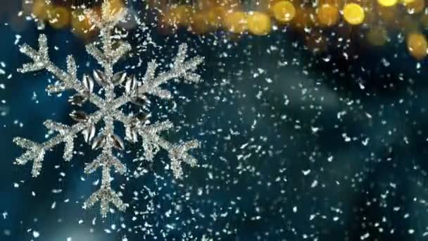 Декоративні Різдвяні Пластівці Вогнями Боке Падаючими Сніговими Пластівцями Супер Повільний — стокове відео