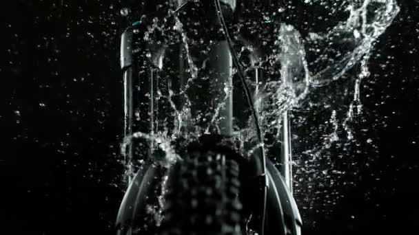 Супер Повільний Рух Підвіски Гірського Велосипеда Водяним Дзеркалом Темному Тлі — стокове відео