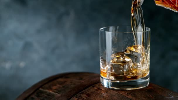 Pouing Whisky Vidro Barril Vintage Movimento Super Lento Tiro Com — Vídeo de Stock