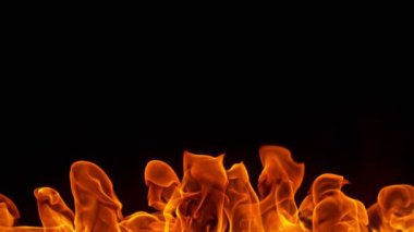 Siyah arka planda izole edilmiş çok yavaş ateş alevleri. 1.000 fps hızla yüksek hızlı sinema kamerasıyla çekildi.