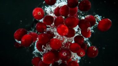 Düşen yaban mersinlerini suya, siyah arkaplana ve sualtı bakış açısına göre çok yavaş çekiyoruz. 1000 fps hızla yüksek hızlı sinematik kamera ile çekildi..