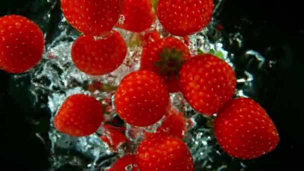 超级慢镜头的草莓落水 黑色背景 水下观点 以1000 Fps的高速电影摄影机拍摄 — 图库视频影像