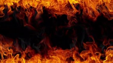 Siyah arka planda izole edilmiş çok yavaş ateş alevleri. 1.000 fps hızla yüksek hızlı sinema kamerasıyla çekildi.