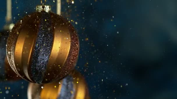 Декоративні Різдвяні Кульки Вогнями Боке Блискітками Падають Супер Повільний Рух — стокове відео