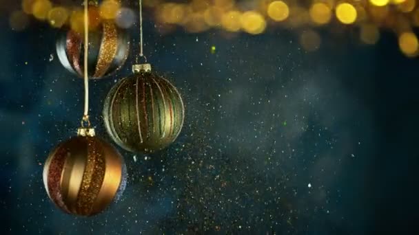 Decoratieve Kerstballen Met Bokeh Lights Glitters Falling Super Slow Motion — Stockvideo