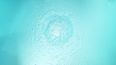 Hortum şeklinde dönen suyun süper yavaş çekimi. Yüksek hızlı sinema kamerası, 1000 fps..