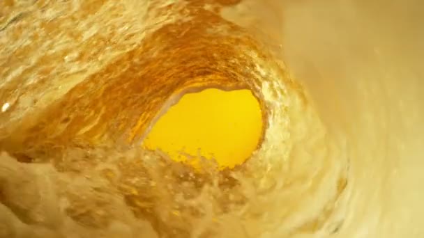 Super Slow Motion Splashing Beer Wave Luominen Tunnelin Muoto Kuvattu — kuvapankkivideo