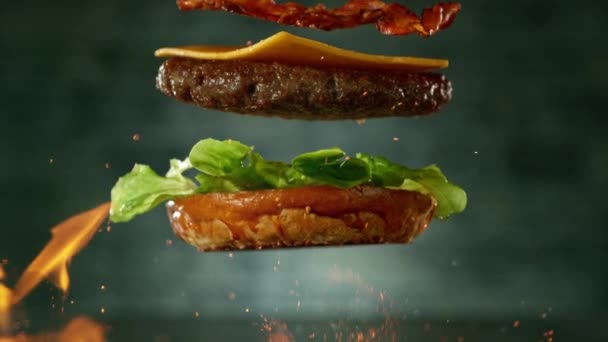 Beef Burger Ingredients Falling Landing Bun Super Slow Motion 1000 — Vídeo de Stock