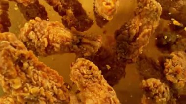 Uçan Tavuk Parçalarının Süper Yavaş Çekimi 1000fps hızla Kameraya doğru.