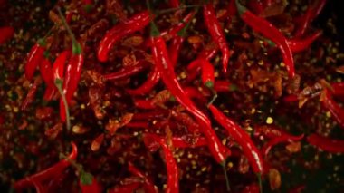 Super Slow Motion shot of Flying Flying Fresh Chilli Peppers Kara Arkaplanda 1000 fps 'de izole edildi..