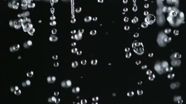 Su Duşunun Süper Yavaş Çekimi. Saniyede 1000 Kare ile Yüksek Hız Sineması Kamerasında Çekim
