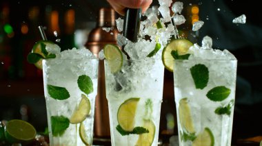 Barda mojito kokteyli hazırlarken yakın plan.